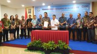 RCEO BRI Regional Office Manado Luthfi Iskandar (kemeja batik coklat) dan Kepala Kejaksaan Tinggi Sulawesi Utara, Dr Andi Muhammad Taufik SH MH CGCAE (kemeja putih), didampinvi Jajaran BRI dan Pinca serta Kejari se Sukut foto bersama usai penandatanangan PK, Jumat,(23/08/2024 di SwissbelHotel Manado.  
