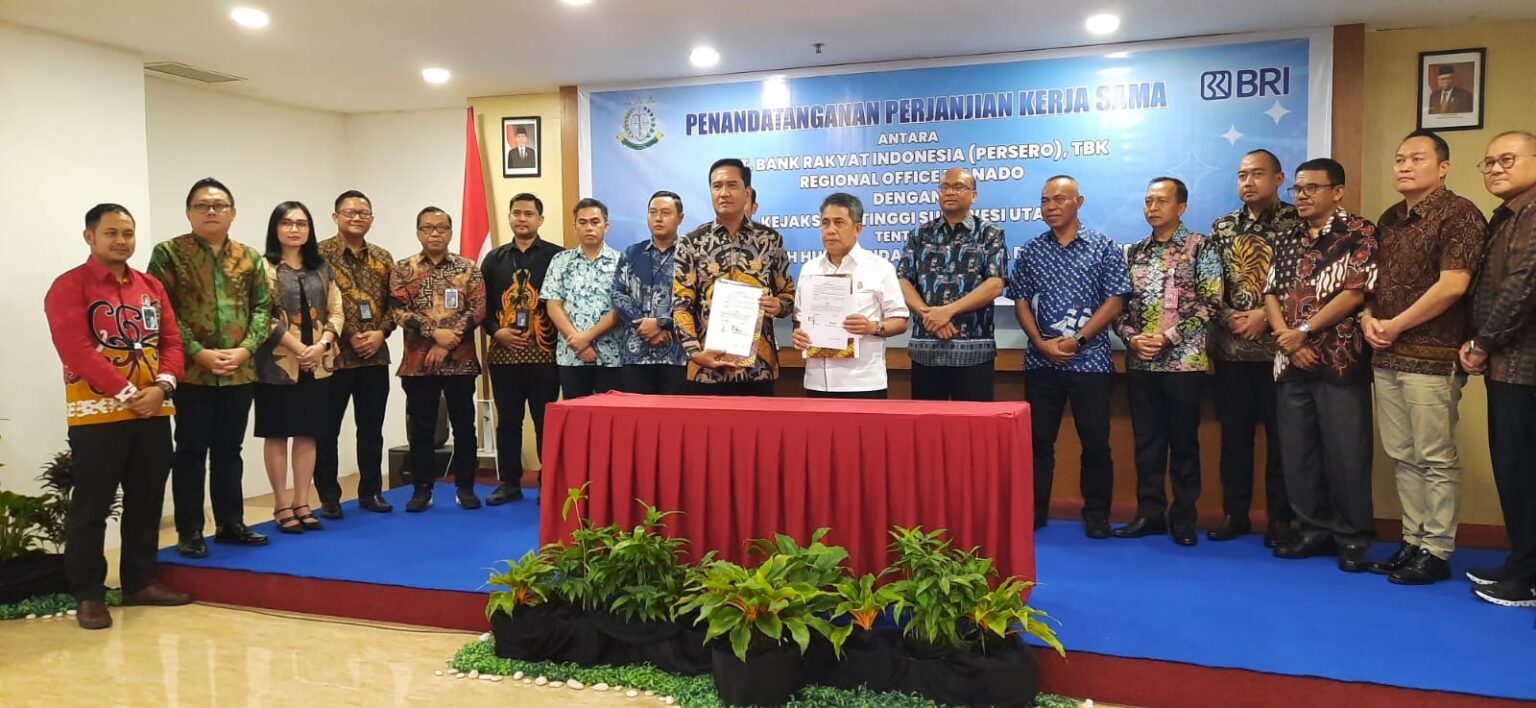 RCEO BRI Regional Office Manado Luthfi Iskandar (kemeja batik coklat) dan Kepala Kejaksaan Tinggi Sulawesi Utara, Dr Andi Muhammad Taufik SH MH CGCAE (kemeja putih), didampinvi Jajaran BRI dan Pinca serta Kejari se Sukut foto bersama usai penandatanangan PK, Jumat,(23/08/2024 di SwissbelHotel Manado.  
