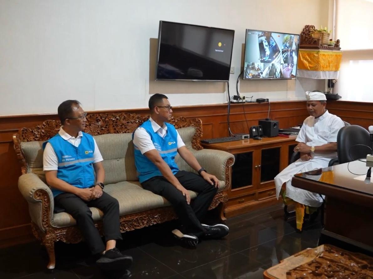 Direktur Utama PLN, Darmawan Prasodjo (kedua dari kanan), didampingi Direktur Distribusi PLN, Adi Priyanto (kiri) mengunjungi RSUP Prof. dr. I.G.N.G. Ngoerah, Denpasar, pada Sabtu (3/5) untuk memastikan layanan kesehatan berjalan normal pasca gangguan kelistrikan di Bali dan menyampaikan permohonan maaf secara langsung kepada Direktur Utama RSUP Prof. dr. I.G.N.G. Ngoerah, dr. I Wayan Sudana, M.Kes (kanan) atas ketidaknyamanan yang ditimbulkan