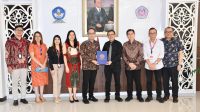 Head of Region Indonesia Timur & Bali Nusra CIMB Niaga Ahmad S. Ilham (tengah) bersama Rektor Universitas Sam Ratulangi (Unsrat) Prof. Dr. Ir. Oktovian Berty Alexander Sompie, M.Eng., IPU., ASEAN Eng (keempat kanan) serta jajaran pimpinan CIMB Niaga dan Unsrat usai penandatanganan Nota Kesepahaman (MoU) kerja sama CIMB Niaga dengan Unsrat di Manado, Rabu (28/5/2025).