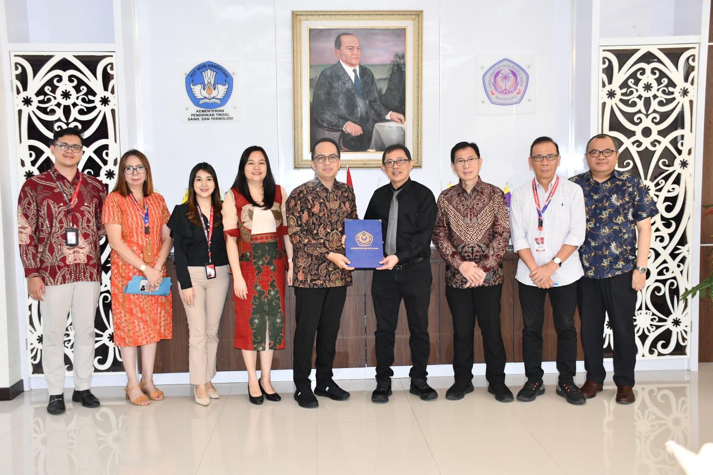 Head of Region Indonesia Timur & Bali Nusra CIMB Niaga Ahmad S. Ilham (tengah) bersama Rektor Universitas Sam Ratulangi (Unsrat) Prof. Dr. Ir. Oktovian Berty Alexander Sompie, M.Eng., IPU., ASEAN Eng (keempat kanan) serta jajaran pimpinan CIMB Niaga dan Unsrat usai penandatanganan Nota Kesepahaman (MoU) kerja sama CIMB Niaga dengan Unsrat di Manado, Rabu (28/5/2025).