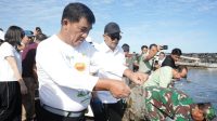 Gubernur Sulut Yulius Selvanus didampingi Wakil Walikota Kota Manado dr Richard Sualang lalukan aksi berssih sampah plastik di Pantai Karang Ria Sindulang Kota Manado, Kamis,(05/06/2025)