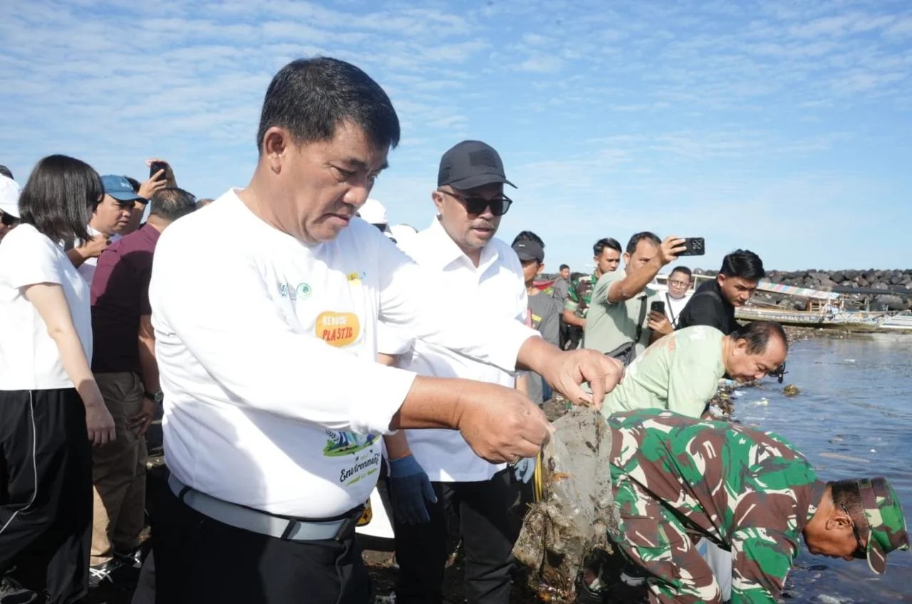 Gubernur Sulut Yulius Selvanus didampingi Wakil Walikota Kota Manado dr Richard Sualang lalukan aksi berssih sampah plastik di Pantai Karang Ria Sindulang Kota Manado, Kamis,(05/06/2025)