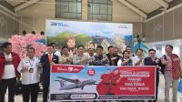 Gubernur Sulawesi Utara Mayjen TNI (Purn) Yulius Selvanus, membuka langsung inaugural penerbangan perdana kali ini
