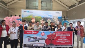Gubernur Sulawesi Utara Mayjen TNI (Purn) Yulius Selvanus, membuka langsung inaugural penerbangan perdana kali ini