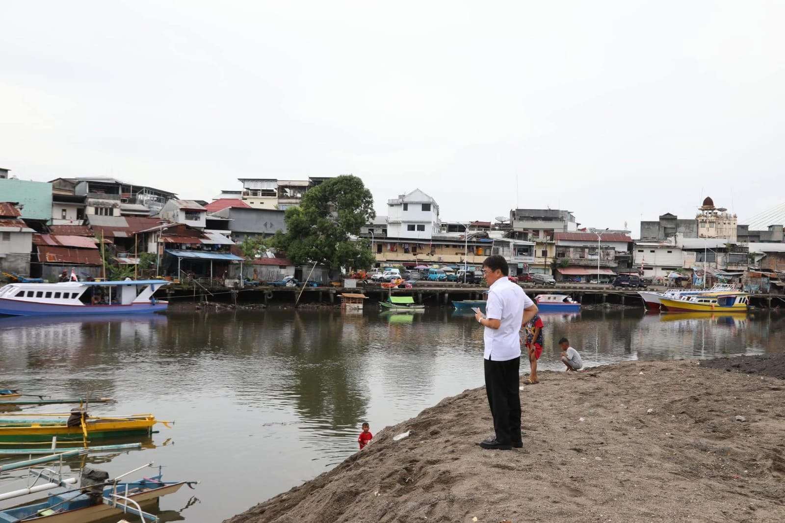 Walikota Andrei Angouw roadshow memantau keadaan kota Manado sepitran Calaca, jembatan Megawati hingga Tuminting, Rabu, sore. (foto ist)