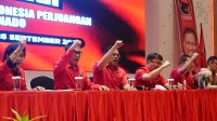 Bendahafra DPD PDI Perjuangan Sulut Andrei Angow, dan Ketua DPC PDI Perjuangan Kota Manado dr Richard Sualang bersama Ketua Bendara DPC PDI P Manado yang kuga Ketua DPRD Manado Dra Aaltje DCondokambet Apt MKes serta SZekrtetaris D:PCX PDI P Manado Jeffry :Polii SH dalam Rakonj tiga Pilar Partai, Jumat,(26/09/2025) di Fourpoints Hotel