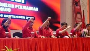 Bendahafra DPD PDI Perjuangan Sulut Andrei Angow, dan Ketua DPC PDI Perjuangan Kota Manado dr Richard Sualang bersama Ketua Bendara DPC PDI P Manado yang kuga Ketua DPRD Manado Dra Aaltje DCondokambet Apt MKes serta SZekrtetaris D:PCX PDI P Manado Jeffry :Polii SH dalam Rakonj tiga Pilar Partai, Jumat,(26/09/2025) di Fourpoints Hotel