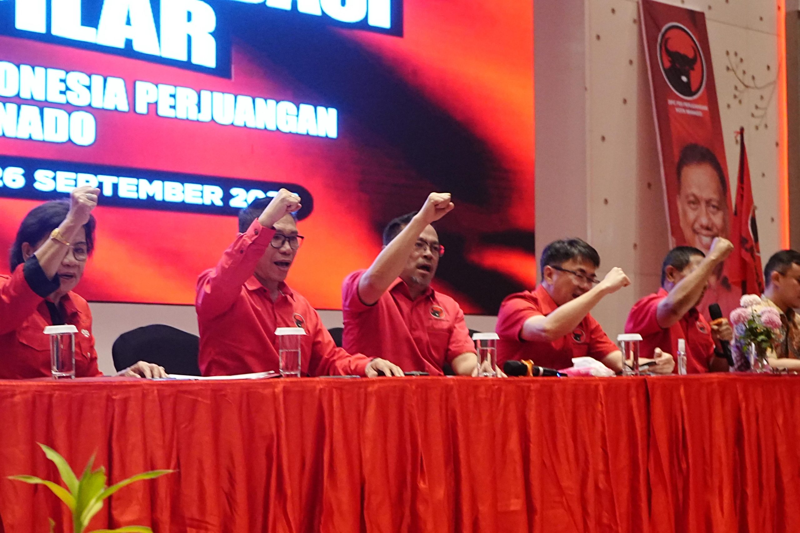 Bendahafra DPD PDI Perjuangan Sulut Andrei Angow, dan Ketua DPC PDI Perjuangan Kota Manado dr Richard Sualang bersama Ketua Bendara DPC PDI P Manado yang kuga Ketua DPRD Manado Dra Aaltje DCondokambet Apt MKes serta SZekrtetaris D:PCX PDI P Manado Jeffry :Polii SH dalam Rakonj tiga Pilar Partai, Jumat,(26/09/2025) di Fourpoints Hotel