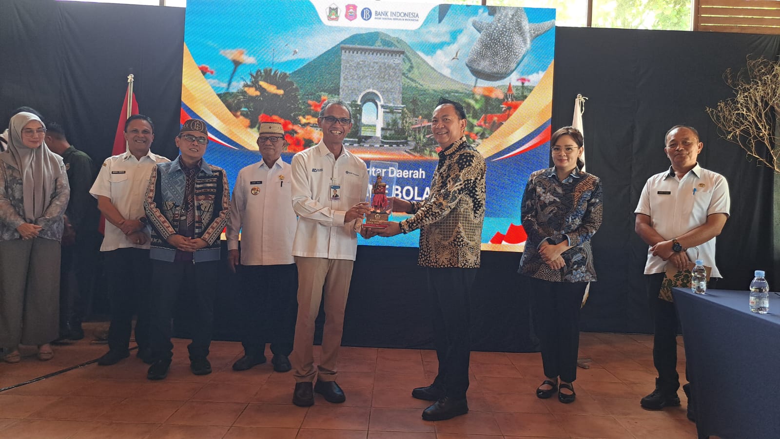 Walikota Tomohon Caroll Senduk menyerahkan cenderamata kepada Kepala KPw BI Provinsi Sulut Joko Supratikto