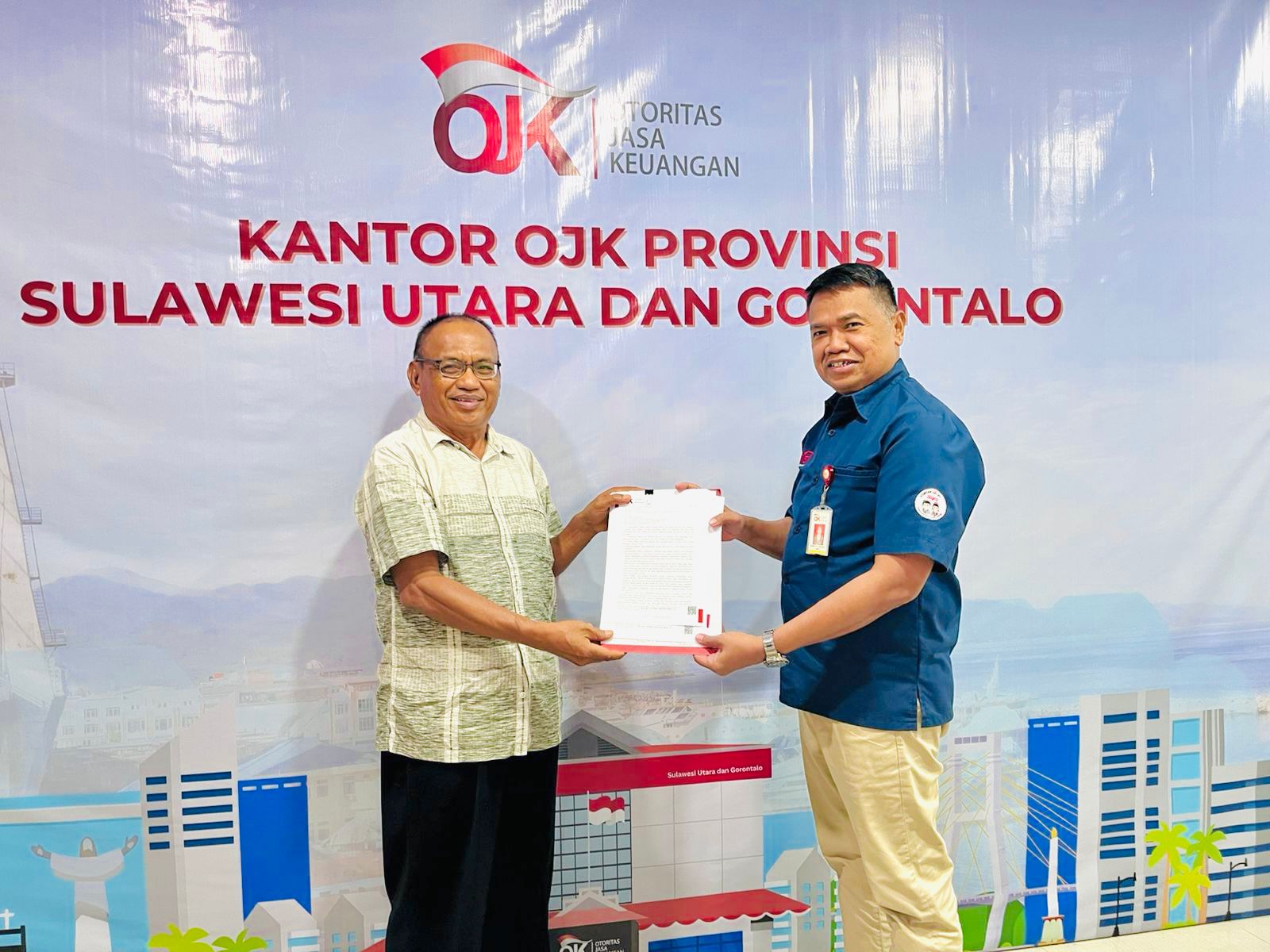 Kepala OJK Provinsi Sulawesi Utara dan Gorontalo, Robert H. P. Sianipar bersama Pimpinan PT Pergadaian Mas Sinar