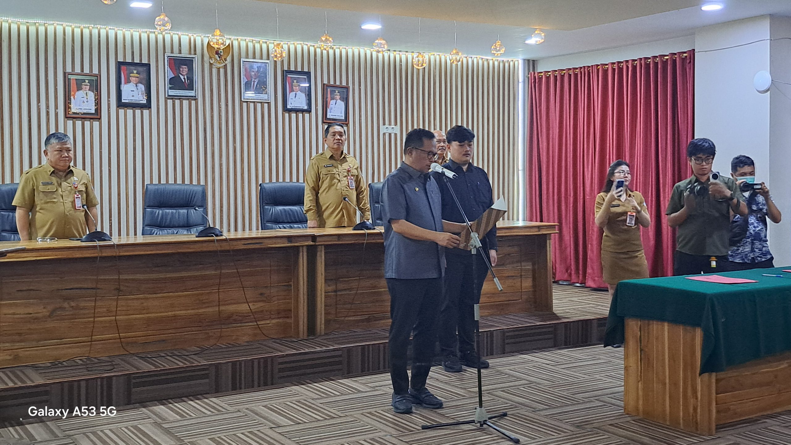  Wawali Manado dr Richard Sualang saat memimpin sumpah dan janji jabatan